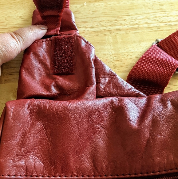 Buxton Red Leather Shoulder Bag - Picture 10 of 10